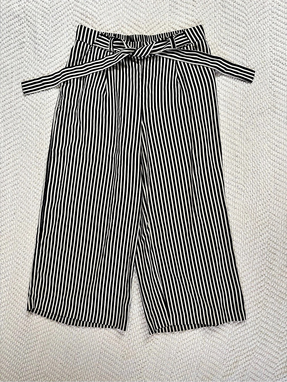 Cynthia Rowley Striped Capri Pants in Black & White Size 6